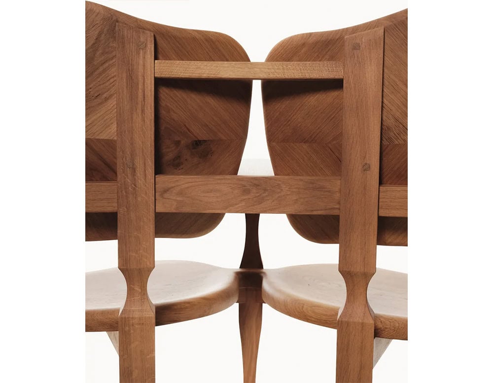 The BD Batllo Bench in natural oak wood reveals exquisite joinery and sculptural precision. The flowing backrests and contoured seats highlight the craftsmanship and organic character of its warm-toned material.
