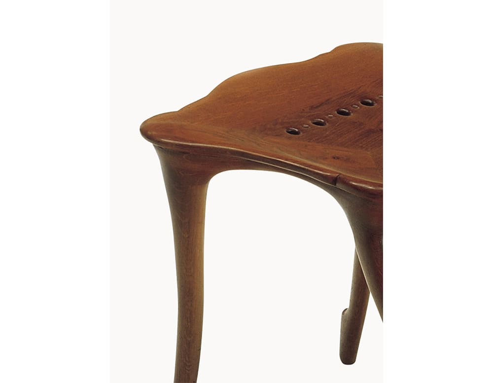 The BD Calvet Chair features an organically contoured seat with a smooth, polished surface. The close-up highlights the gentle curves and perforated details, blending ergonomic design with artistic craftsmanship.