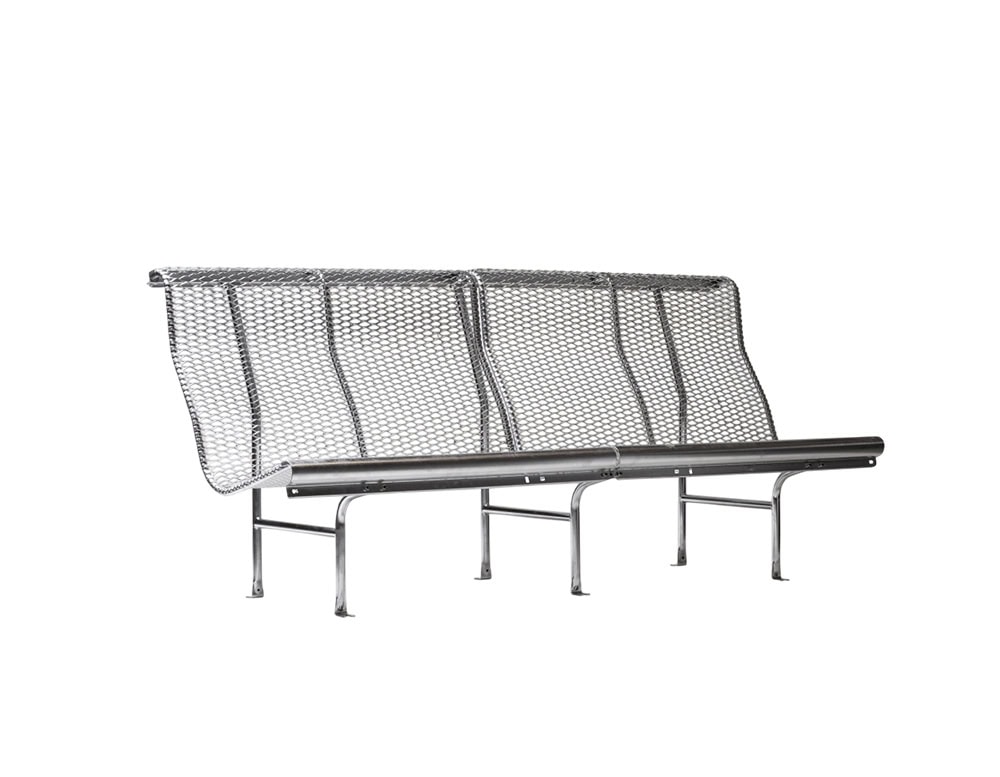 This angled perspective reveals the full silhouette of the BD Catalano bench. Its perforated steel mesh seat and backrest rest on a robust tubular frame, with gently contoured shapes that balance functionality and visual lightness.