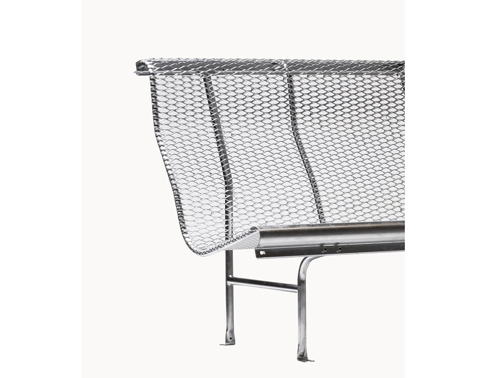 This close-up highlights the BD Catalano bench’s structural details. The expanded metal mesh wraps seamlessly around the frame, while the sturdy tubular legs and smooth rolled edges emphasize its industrial elegance.