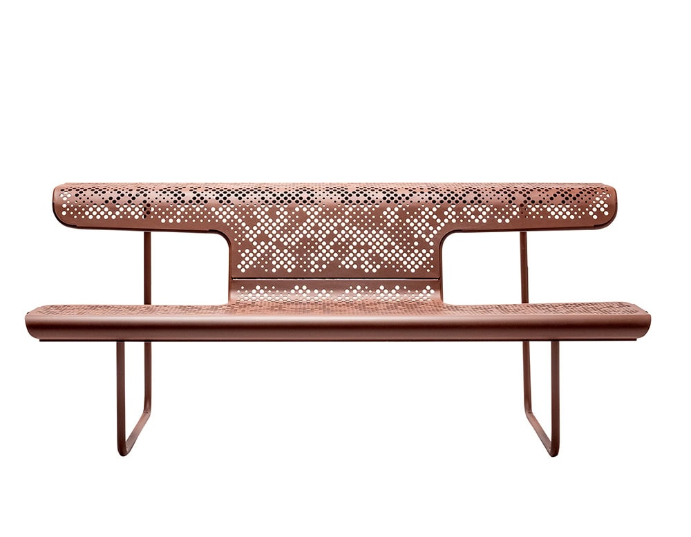 Front view of the El Poeta bench, featuring a distinctive two-level seat and backrest. The design combines rounded contours with perforated metal, forming a subtle decorative pattern while maintaining a sense of openness and lightness.
