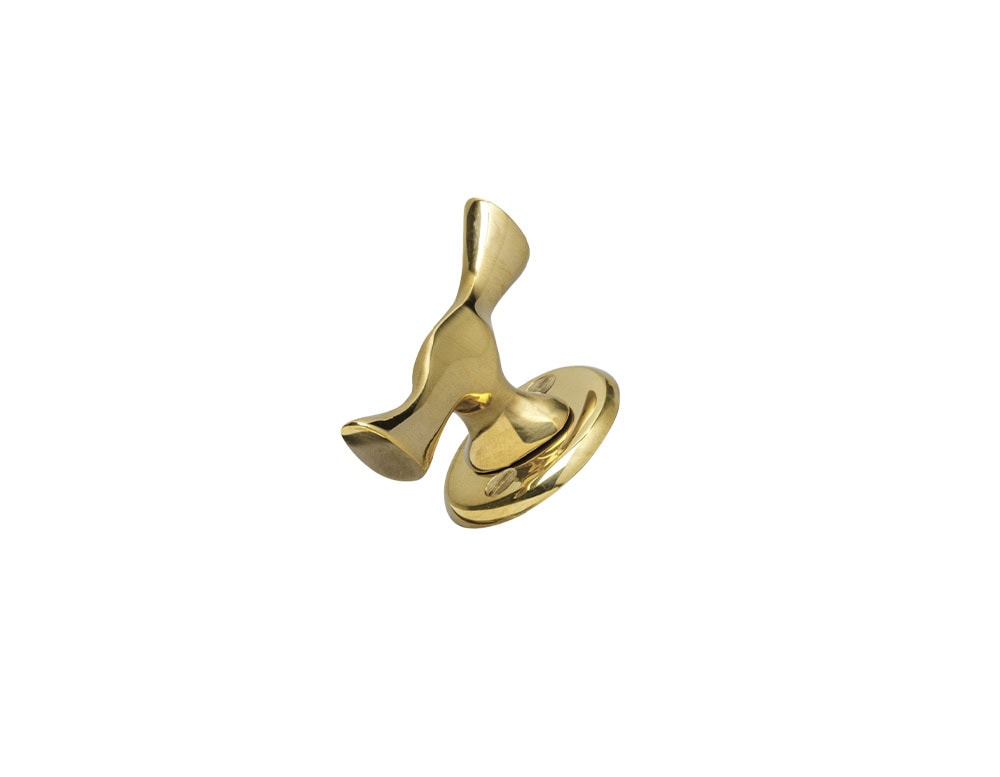 A sculptural brass door knob with a fluid, freeform silhouette. Its polished surface reflects light, emphasizing the dynamic curves and giving the piece a distinctive, organic feel.