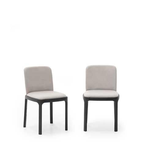 pair of chairs made of Rovere Grigio wood and upholstered in fabric of a gray tone on a white background