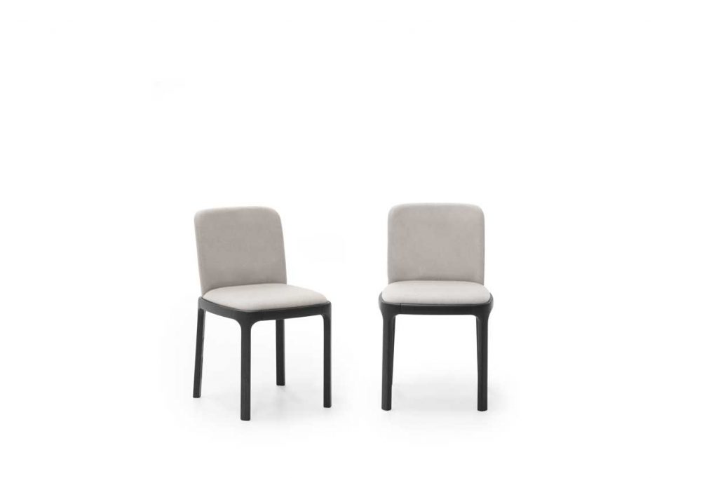 pair of chairs made of Rovere Grigio wood and upholstered in fabric of a gray tone on a white background