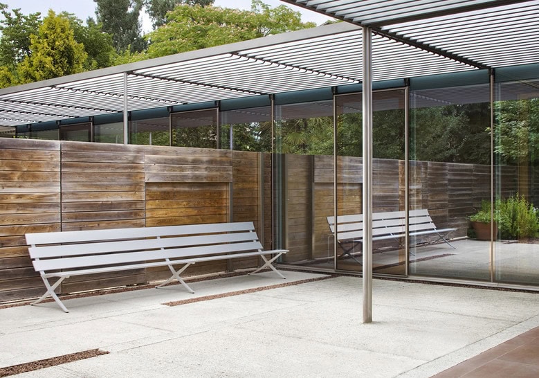 bench made of aluminum base and steel structure in a gray powder color tone on a white background