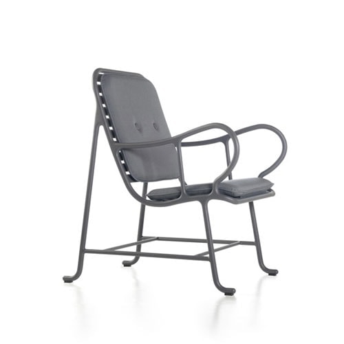 chair made of an aluminum base in its structure with cushions covered in waterproof and breathable fabric
