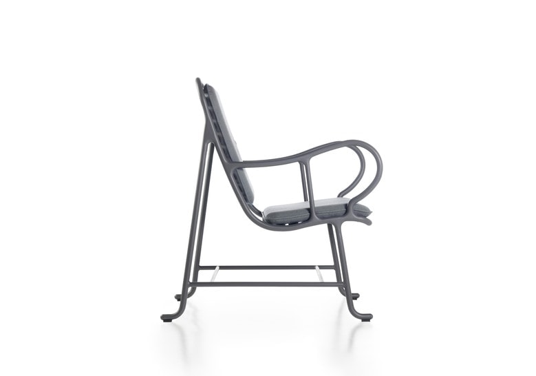 chair made of an aluminum base in its structure with cushions covered in waterproof and breathable fabric