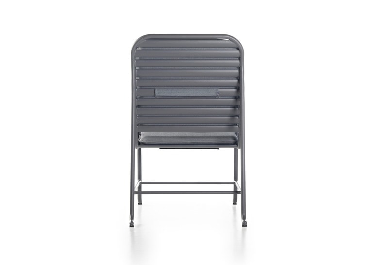 chair made of an aluminum base in its structure with cushions covered in waterproof and breathable fabric