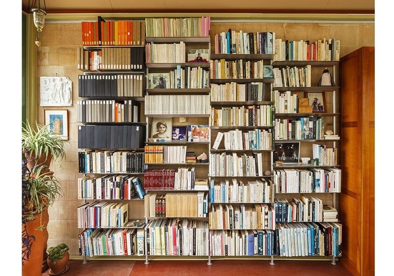 large shelf with several levels and vertical supports in a gray tone made of aluminum
