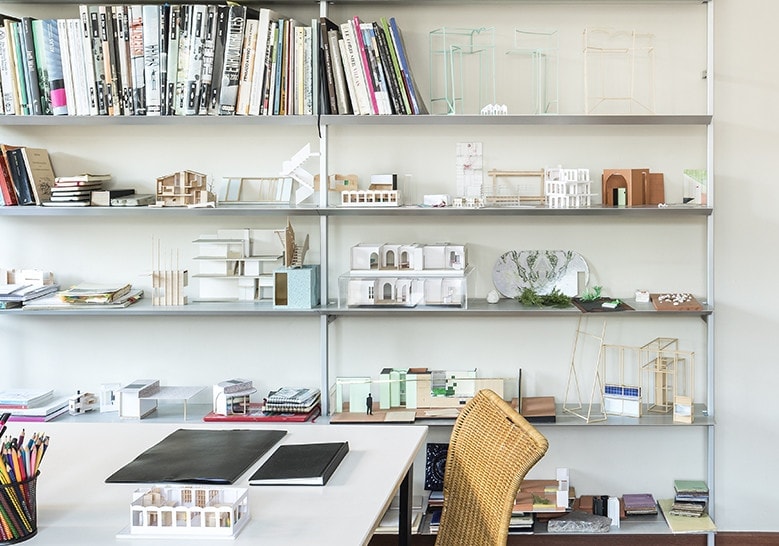 large shelf with several levels and vertical supports in a gray tone made of aluminum