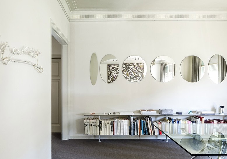 small shelves with vertical supports made of aluminum base in a gray tone on a room
