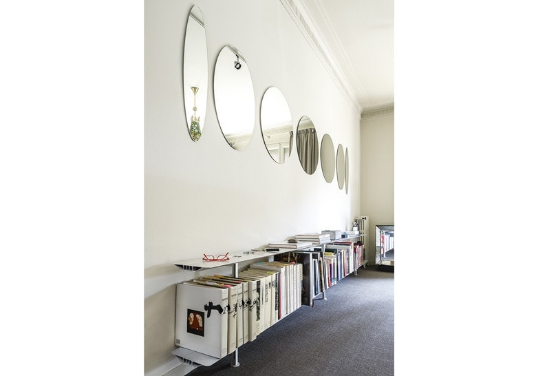 small shelves with vertical supports made of aluminum base in a gray tone on a room