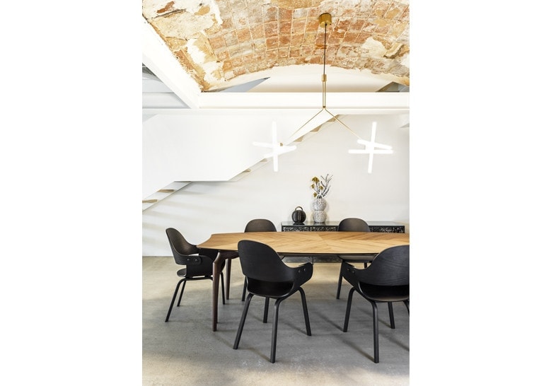 lamp made in the shape of a snowflake on a steel base in a golden tone on a living room