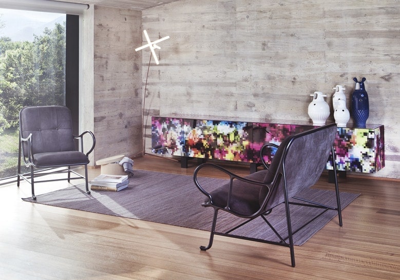 floor lamp made in the shape of a star with 4 lines in a tone of white and black on a living room