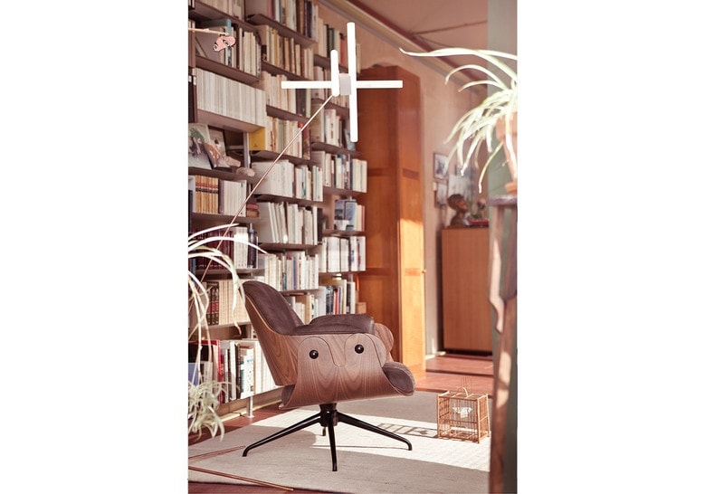 long lamp in the shape of a snow star made of steel base in a black tone with white on a librery