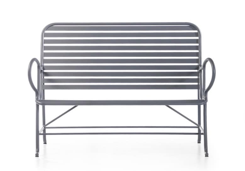 outdoor chairs made of aluminum throughout its structure in a silver tone on a white background