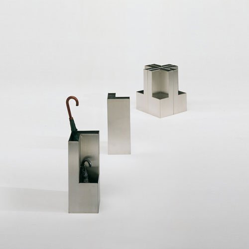 umbrella rack made of stainless steel and leather finishes in a silver tone