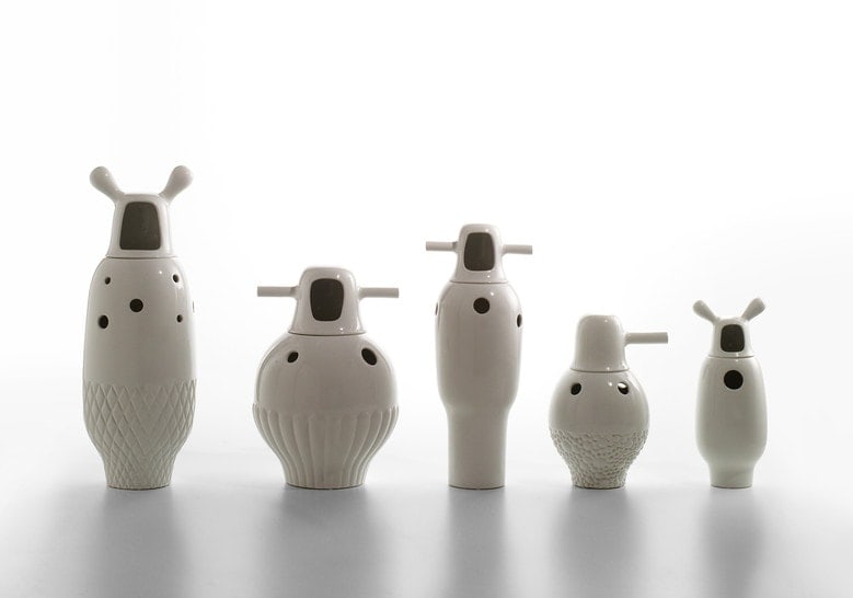 5 small sculptures made on a porcelain base in different sizes in a white tone