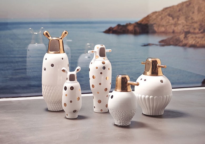 5 small sculptures made on a porcelain base in different sizes in a white tone with gold finishes