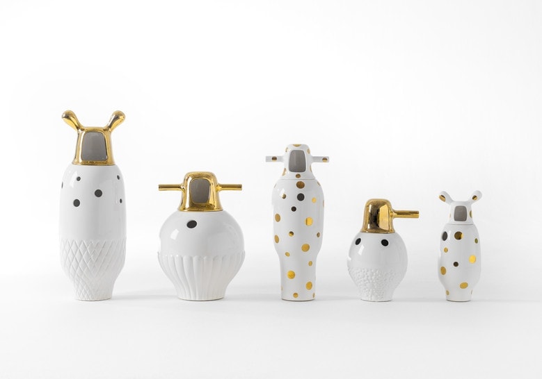 5 small sculptures made on a porcelain base in different sizes in a white tone with gold finishes on a white background