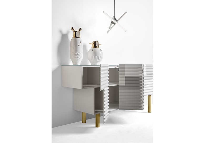 two small sculptures made of shiny porcelain in a lacquer tone with gold finishes
