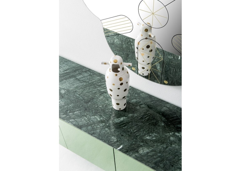 small sculpture made of shiny porcelain in a lacquer tone with gold finishes