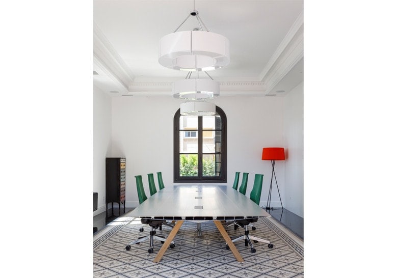 dining table made with a base of wooden legs and aluminum top in a white tone