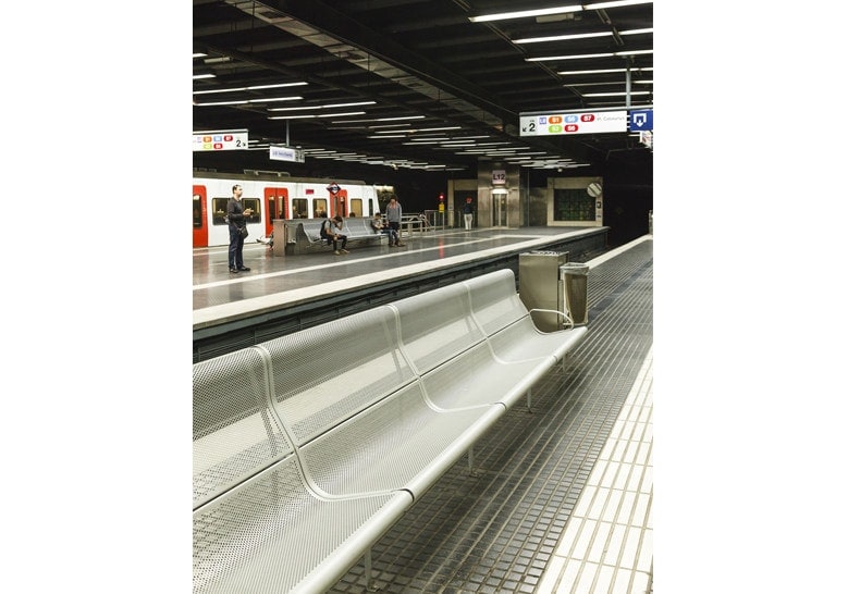 subway chairs made of gray steel base throughout its structure