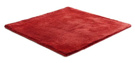 braided and hand-woven rug in wool and velvet in a ruby ​​red color tone