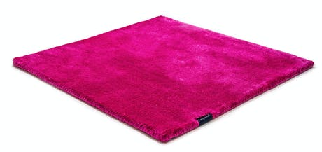 braided and hand-woven rug in wool and velvet in a phosphorescent pink color tone