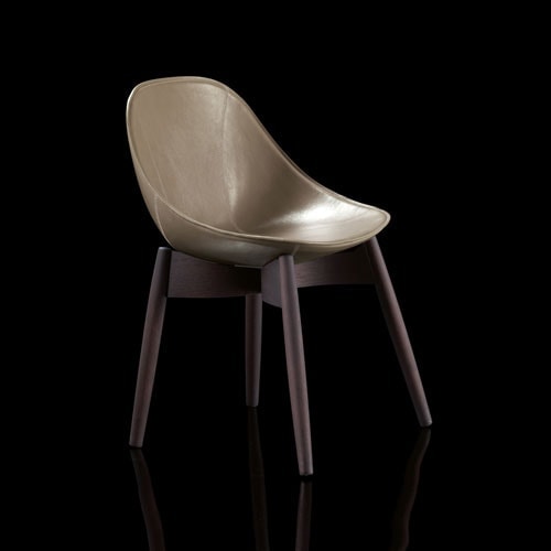 Dining June Chair, base and four legs in natural wood, cover in brown leather on a black background.