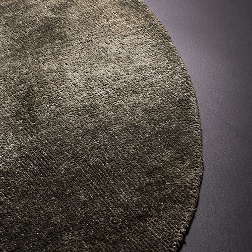 Hand-knotted rug in bamboo vegetable silk in a gray color tone