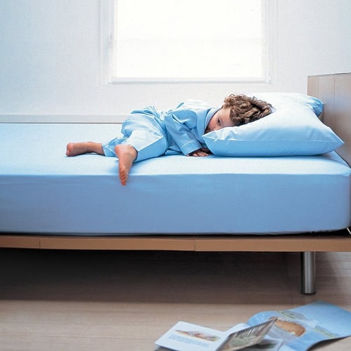Milano bed with mattress, base in natural wood and four legs in silver steel in a bedroom.