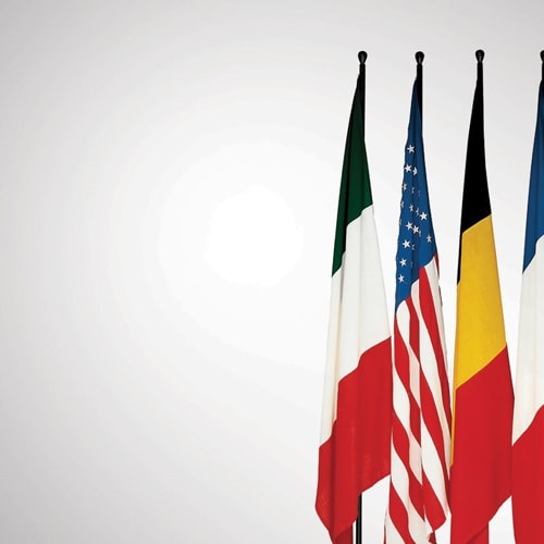 Four Servobandiera flag holders with a sleek black metal frame and circular base for stability.