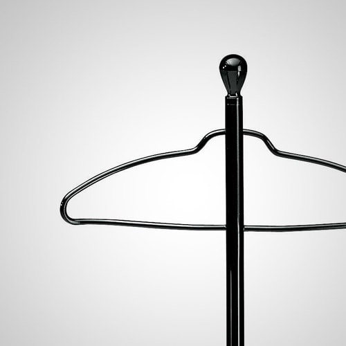 Servopluvio stand with a minimalist black metal frame and a circular base on a white background.