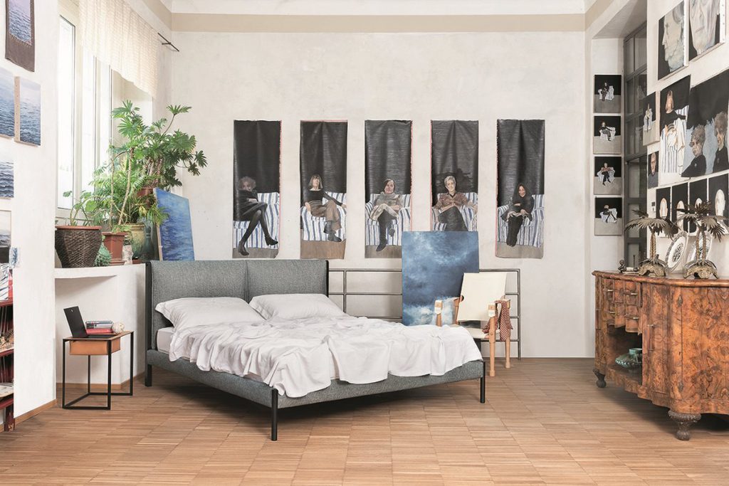 Independent bed made of oak wood base upholstered in polyurethane in a gray tone