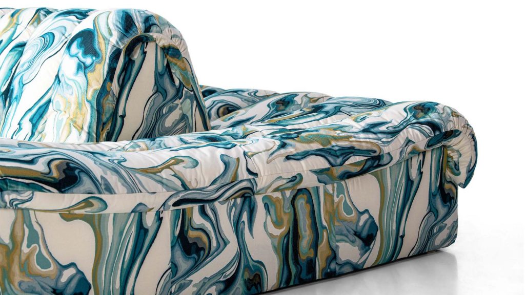 The modular seats, a rediscovered design with a touch of modernity with its extroverted colors.