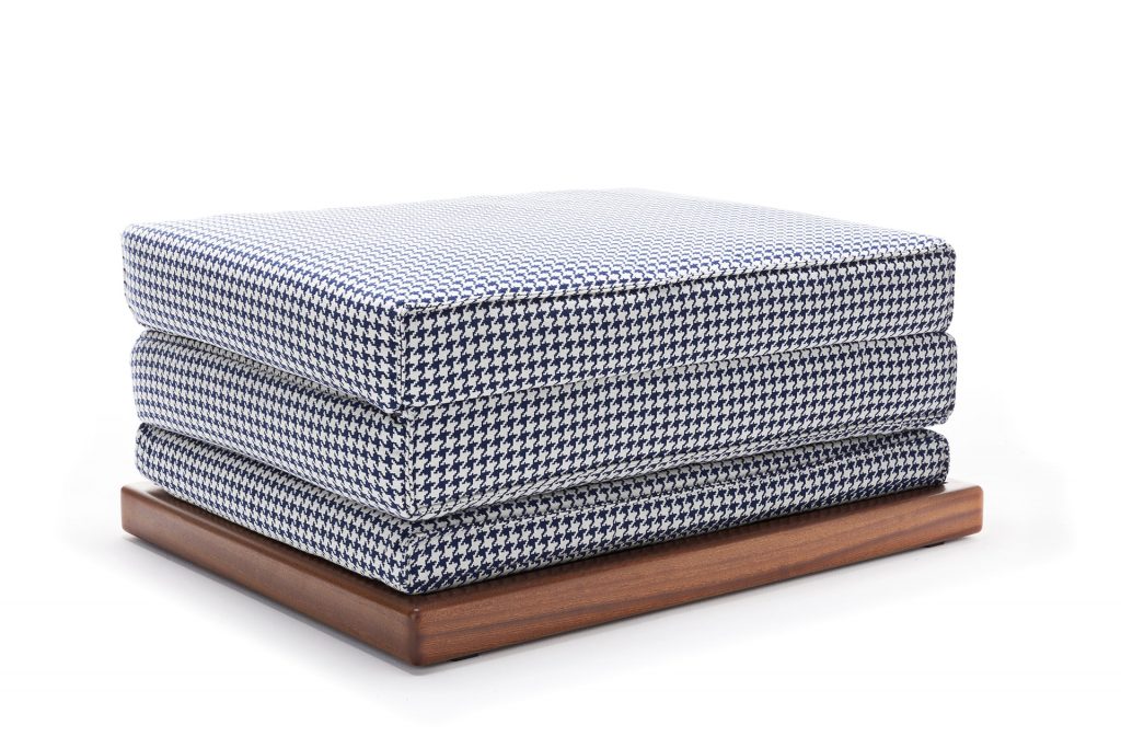 Ext_Sunset_Poolside_Bed_002