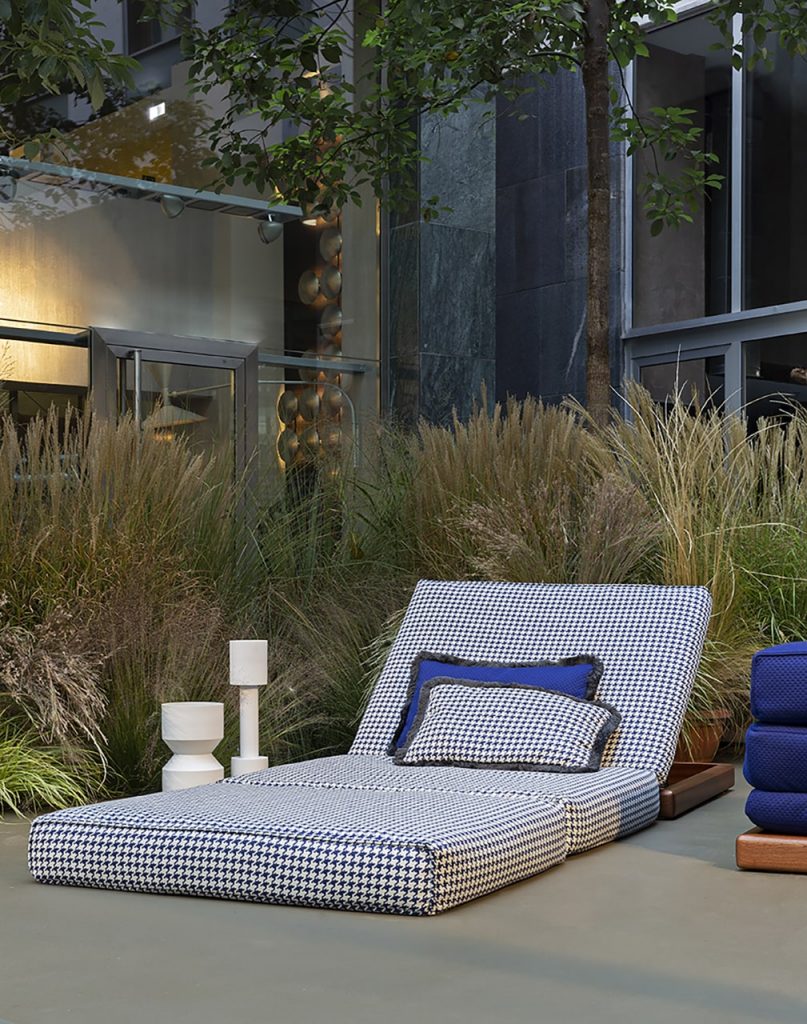 Ext_Sunset_Poolside_Bed_006