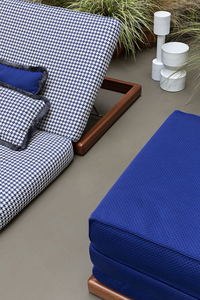 Ext_Sunset_Poolside_Bed_008