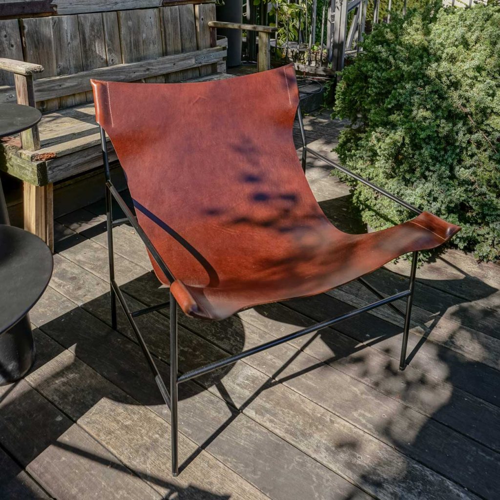 Metal tubular frame with zinc-coated matte black varnish.