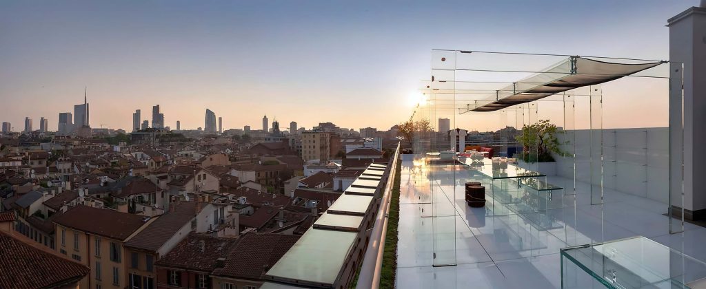 Very aesthetic and sophisticated transparent glass pergola.