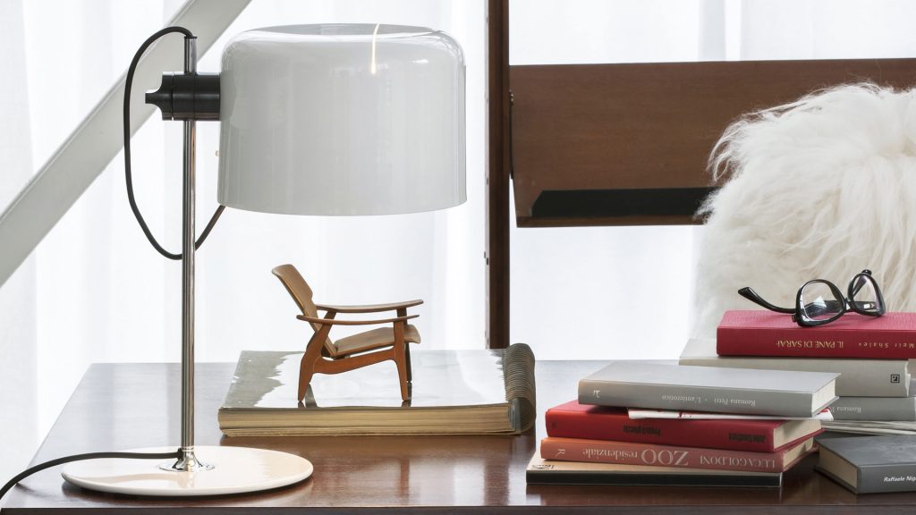 small lamp made of metal and aluminum in a white tone in the shape of a square without tips
