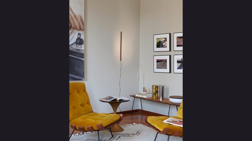 floor lamp made of metal and glass base in a black and brown tone