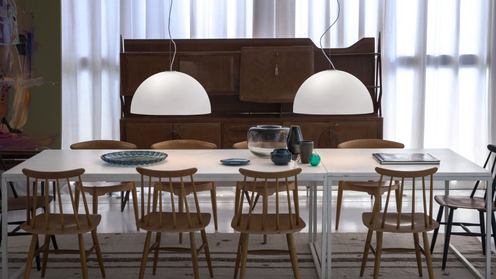 Epitomizes the enduring appeal of geometrically inspired lighting designs.