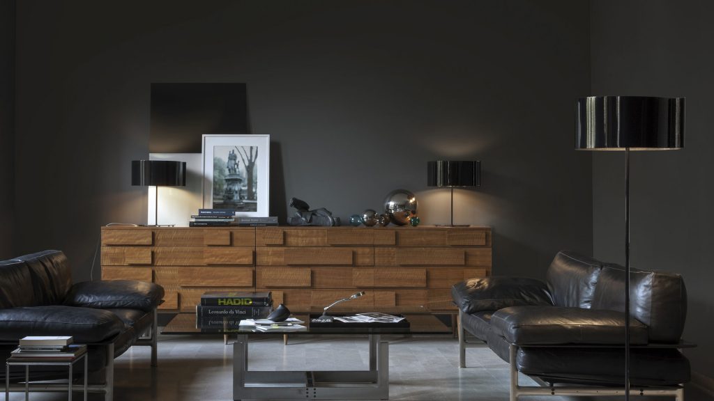 small table lamp made up of two metal and aluminum discs in black with gold finishes in a room