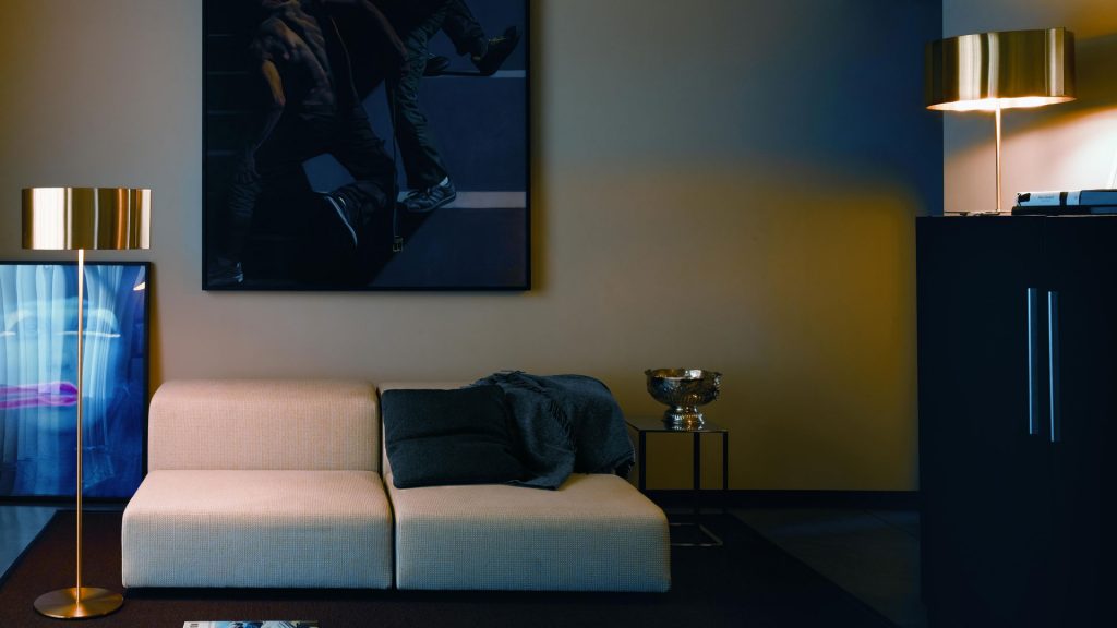 small table lamp made up of two metal and aluminum discs in black with gold finishes in a room