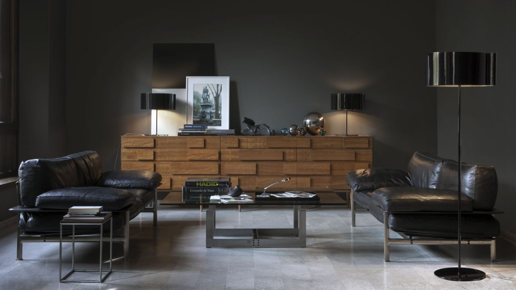 Floor lamp made up of two metal and aluminum discs in black with gold finishes in a living room