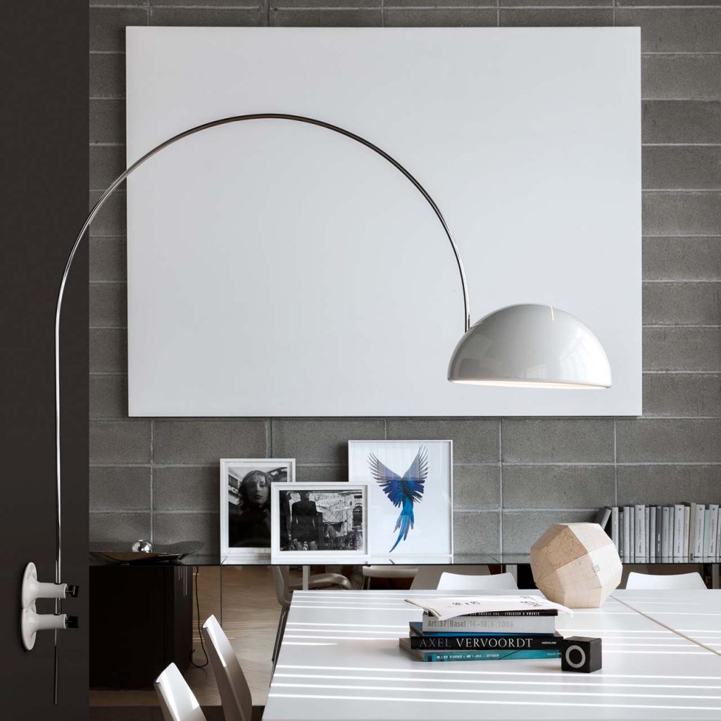Curved cupila-shaped lamp made of metal and aluminum painted in a white color tone