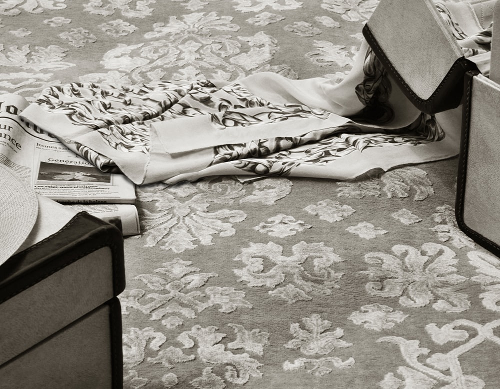 carpet in a gray tone with white finishes and a design in the shape of classic figures